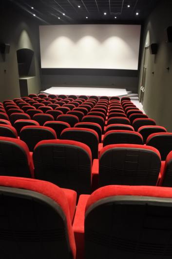 Le cinéma municipal Andronis compte 120 places et est accessible aux personnes à mobilité réduite.