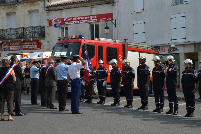 Revue des troupes du centre de secours pour le 14 juillet à Montendre