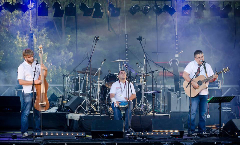 Pierre-Jacques : Guitares, chant, textes - Mourad : congas, derbouka -  Sam : contrebasse électrique